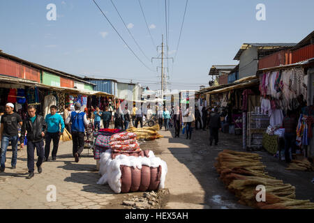 Bischkek, Kirgistan - 3. Oktober 2014: Menschen im Dordoi Basar einkaufen Stockfoto