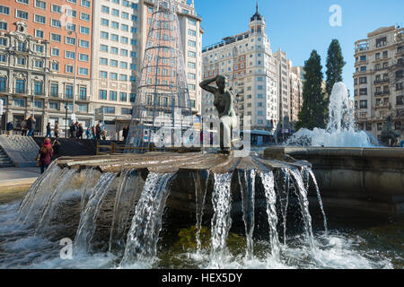 Spanien, Madrid, Plaza de España, Statue und Brunnen. Stockfoto