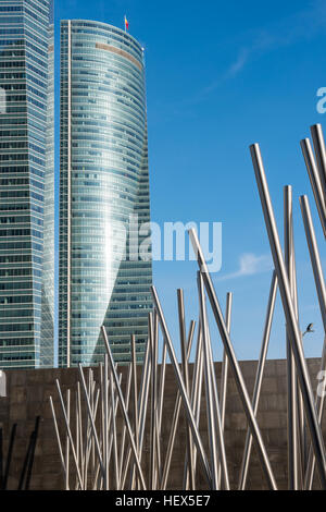 Moderne Wolkenkratzer & Skulpturen in Cuatro Torres Business Area von Madrid. Spanien. Stockfoto