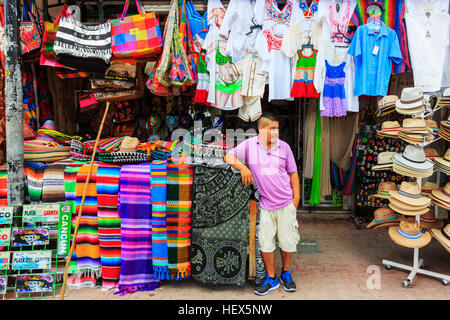 Ladenbesitzer verkaufen Kleidung, Hüte und andere Souvenirs in einem Geschäft auf der 5th Avenue, Playa Del Carmen, Riviera Maya, Mexiko Stockfoto