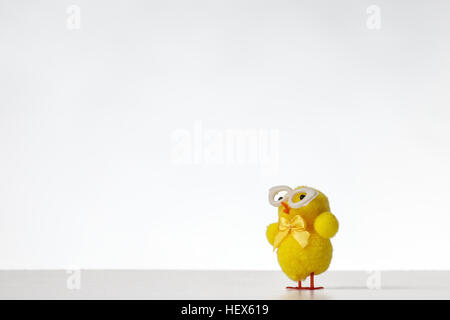 kleine Ostern dekorative Huhn erschossen im Studio auf weißem Hintergrund Stockfoto