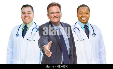 Zwei gemischte Rennärzte hinter Geschäftsmann erreichen für einen Hand-Shake, Isolated on White. Stockfoto