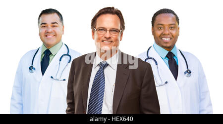 Zwei gemischte Rennärzte hinter Geschäftsmann isoliert auf einem weißen Hintergrund. Stockfoto
