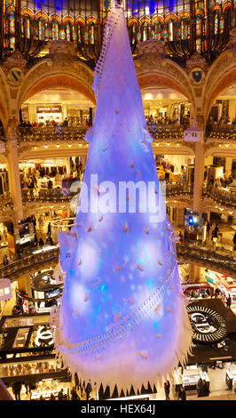 Paris, Frankreich-Dezember 20, 2016: Die Weihnachtsdekoration im Einkaufszentrum Galerie Lafayette befindet sich Boulevard Haussmann in Paris, Frankreich. Stockfoto