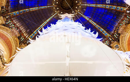 Paris, Frankreich-Dezember 20, 2016: Die Weihnachtsdekoration im Einkaufszentrum Galerie Lafayette befindet sich Boulevard Haussmann in Paris, Frankreich. Stockfoto