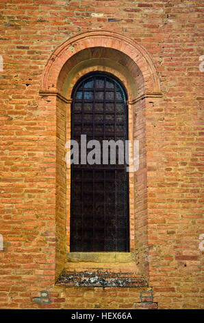 Fenster der romanische Backsteinkirche mit Pfeil und Bogen hängenden Bögen Stockfoto