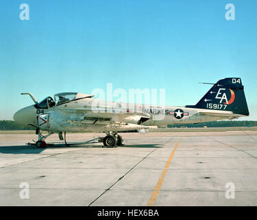 Eine linke Seitenansicht eines Marine A-6E Intruder Flugzeugs auf dem Flug Linie sitzen.  Der Eindringling ist von Marine-Allwetter-mittlerer Angriff Geschwader 332 (VMAWF-332). A-6E VMA (AW)-332 bei MCAS Cherry Point 1978 Stockfoto