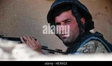 Ein Polizist mit 2. Bataillon, 3. afghanischen nationalen zivilen Auftrag Polizei Brigade, richtet ein Wertpapier-Position während einer gemeinsamen afghanisch-Koalition-Patrouille der Provinz Kandahar Zhari District, 19. Oktober 2010.  Polizisten mit 2nd BN sind eine Partnerschaft mit Mitglieder der Special Operations Task Force - South. (US Armee-Foto von Sgt. Ben Watson / Special Operations Taskforce - South). Flickr - DVIDSHUB - afghanischen nationalen zivilen Ordnungspolizei stärken die Präsenz von Sicherheitskräften in der Provinz Kandahar (Bild 7 von 26) Stockfoto