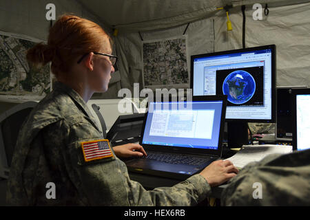 PFC. Miranda Yost, ein Geospatial-Ingenieur mit der Armee Raum Support Team 30, 117. Platz Support Battalion, Colorado National Guard nutzt Mapping-Software während der staatsübergreifenden groß angelegte, natürliche Katastrophe Notfallmaßnahmen Übung wachsam Guard 2014, veranstaltet von der Kansas National Guard in Salina, Kansas, 4. bis 7. August 2014. (Foto von Captain Benjamin Gruver, 105. Mobile Public-Affairs-Abteilung) Nationalgarde Raumflugbetrieb, die letzte Grenze 080514-Z-GU142-004 Stockfoto