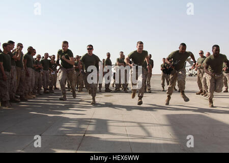 Marines der Marine schwere Hubschrauber Geschwader 362, 3rd Marine Aircraft Wing (vorwärts), nehmen Sie in einem Sprint zum Auftakt der hässliche Spiele. Der erste Wettbewerb der 10 war ein Meile-Staffellauf. Die Marines haben 65 Tage ohne einen Tag abgearbeitet seit ihrer Ankunft im September und die hässliche Spiele wurden abgehalten, um die Marines eine Pause von ihren täglichen Arbeitsablauf zu geben. Wartung für Marines nicht Maschinen DVIDS337558 Stockfoto