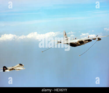 Ein Marine Allwetter-Angriff Geschwader 332 (VMA(AW)-332) A-6E Intruder Flugzeug nähert sich eine Marine auftankenden-Transport-Geschwader 252 (VMGR-252) KC-130 Hercules-Flugzeuge zu Kraftstoff während eines Fluges aus der Marine Corps Air Station, Cherry Point, North Carolina. KC-130R Betankung A-6E VMA (AW)-332 1978 Stockfoto