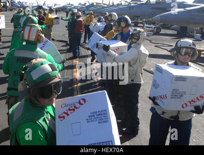 Matrosen, der Flugzeugträger USS Ronald Reagan zugewiesen und eingeschifften Carrier Air Wing 14 Boxen aus einer C-2A Greyhound von Flotte Logistik Combat Support Squadron 30.  Ronald Reagan seine aktuelle Ausbildung Manöver unter der Leitung von Commander US-dritte Flotte, und auf Antrag von der US-Küstenwache entzogen wurde, an eine Position südlich in der Nähe von Carnival Cruise Schiff C/V Pracht um die Lieferung von 4.500 Pfund Lieferungen zum Kreuzfahrtschiff zu erleichtern. Montag früh, berichtet CV Pracht war es tot im Wasser 150 Seemeilen südwestlich von San Diego. (U.S. Navy Photo von Seemann Stockfoto