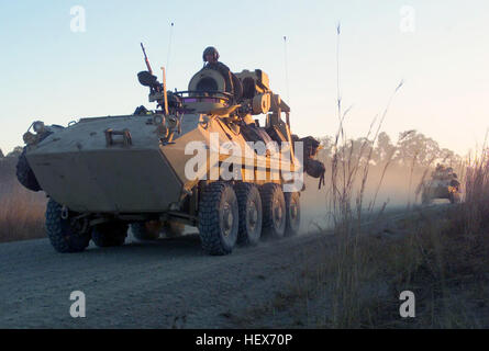 030916-8683D-002 Shoalwater Bay, Queensland, Australien (16. September 2003)--Licht gepanzerte Fahrzeuge (LAV), 2D Bataillon 3D Marines, zugewiesen voraus an vorderster Front der simulierten Krieg mit australischen zwingt, Shoalwater Bay Trainingsbereich während der diesjährigen Krokodil Übung. Das Ziel der Krokodil-Übung soll bilaterale Kampfbereitschaft und Interoperabilität zwischen amerikanischen und australischen Streitkräfte durch kombinierte Trainingsbetrieb zu verbessern. US Marine Corps Foto: LCpl James p. Douglas.  (FREIGEGEBEN) UNS Marine 030916-M-8683D-002 Licht gepanzerte Fahrzeuge (LAV), 2D Batt zugewiesen Stockfoto