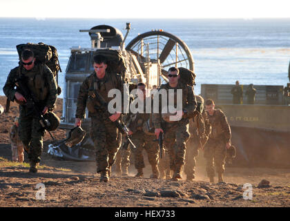 Marines aus der 13. Marine Expeditionary Unit aussteigen Landungsboote Luftpolster 76 auf den Strand auf der Westseite der Insel San Clemente, Kalifornien STERNS-76 Assault Craft Unit 5 eingeschifft auf amphibischer Angriff Schiff USS Boxer zugeordnet ist. Boxer und ACU-5 laufen vor der Küste des südlichen Kalifornien Teilnahme an einem Composite training Einheit Übung in Vorbereitung für einen Einsatz im Frühjahr 2011. Flickr - DVIDSHUB - Marines landen von STERNS (Bild 1 von 7) Stockfoto