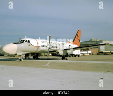 Linke Vorderansicht der ein Marine TC - 4C, Klassenzimmer Flugzeug benutzt, um Bombadiers und Navigatoren für die A-6A Intruder Flugzeuge zu trainieren.  Die TC - 4C sitzt auf der Flightline und ist an Marine Allwetter-Angriff Geschwader (Training) 202. TC - 4C VMAT (AW)-202 bei MCAS Cherry Point 1978 Stockfoto