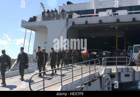 040215-M-7403H-002 Subic Bay, Philippinen (15. Februar 2004) Ð US-Marines entlasten mit ihren Gang von der hohen Geschwindigkeit Schiff (HSV) Westpac Express, so dass sie auf Übungsplätze zur Unterstützung Balikatan Übung 2004 in Subic Bay, Philippinen transportiert werden können. Balikatan 2004 ist eine regelmäßige Übung, die Verbesserung der Interoperabilität, Bereitschaft zu erhöhen und weiter berufliche Beziehungen zwischen der US-Streitkräfte und die Streitkräfte der Philippinen. US Marine Corps Foto von Lance Cpl. Thomas D. Hudzinski. (FREIGEGEBEN) US Navy 040215-M-7403H-002 US-Marines Offload mit ihren Stockfoto