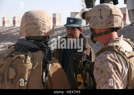 DELARAM, Nimruz Provinz, Afghanistan – Major Michael Mullins, Logistik-Offizier für die Task Force Nimruz, Regimental Combat Team 2, spricht mit einem afghanischen Polizei Offizier, Reinigung der Umgebung eine Bombe am Straßenrand entlang der Autobahn in Delaram, Jan. 3 zu koordinieren. Nachdem afghanische Polizei Bereich gelöscht, konnte Marines geholfen, die Autobahn zu blockieren, um Reisende in einem sicheren Abstand bis explosive Ordnance Entsorgung Marines zu halten entfernen und improvisierten Sprengsatz zu zünden. (Offizielle US Marine Corps Foto von Sgt. Dean Davis) Marines, afghanische Polizei Einheimischen vor IEDs DVIDS355244 schützen Stockfoto