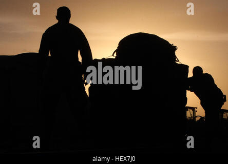 Fallschirm Rigger mit Luft Lieferung Zug, Sitz und Dienstleistungsunternehmen, 1st Marine Logistics Group (vorwärts) Umzug Container-Delivery-Systeme mit Wasser gefüllt um die Marines der 1. Marine Regiment, 2. Bataillon, 1. Marineabteilung (vorwärts), Jan. 5 geliefert werden. Die Luftförderung Marines abgeschlossen die neuesten Zeichenfolge Ladung Tropfen im südlichen Provinz Helmand, Jan. 6. Luft-Lieferung-Marines versorgen, im südlichen Helmand DVIDS356698 2: 1 Stockfoto