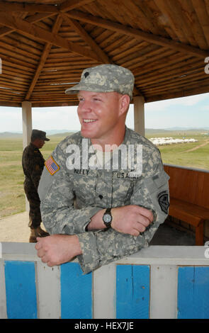 SPC. Joseph P. Kelly II, 1-297th Aufklärungs- und Überwachungsgeschwaders Medic, wartet auf die Gelegenheit, Secretary Of The Army John M. McHugh während eines Besuchs zu treffen, Khaan Quest 2012 statt im mongolischen bewaffneten Kräfte Peace Support Center in der Nähe von Ulaanbaatar, Mongolei, 15. August 2012 zu beobachten. Khaan Quest ist eine regelmäßige multinationale Übung gesponsert von US Army Pacific und veranstaltet jährlich von der mongolischen Streitkräfte. Alaska National Guard Soldat des Jahres trifft der Sekretär der Armee 120815-Z-MZ867-028 Stockfoto