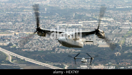 Zwei MV-22 'Fischadler' von Marine Medium Tiltrotor Squadron 161 Fliege über San Diego Jan. 11. Das Marine Corps Air Station Miramar-basierte Flugzeug flog nach Yuma, Arizona, zu üben, die Landung in Formationen von drei Flugzeugen. Flickr - DVIDSHUB - E28098OspreysE28099-Team für die Ausbildung (Bild 4 von 4) Stockfoto