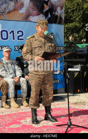 Generalmajor B. Bayarmagnai, stellvertretender Kommandierender general des Generalstabs, mongolischen Streitkräfte, Adressen-Service-Mitglieder, Ehrengäste und lokalen Community-Mitglieder während einer Abschlussfeier für den medizinischen humanitäre Civic Aktion Outreach-Projekt Teil des Khaan Quest 2012, 21. August 2012. Im ganzen ein acht-Tage-Frist, ein Team von Service-Mitglieder und Mediziner aus den USA Mongolei, Kanada und die Republik Korea angebotenen medizinischen, zahnmedizinischen und Vision darauf 4.385 Einheimischen. Multinationale Ärzteteam für gemeinsame Öffentlichkeitsarbeit Erfolg 120821-Z-MZ867-038 anerkannt Stockfoto