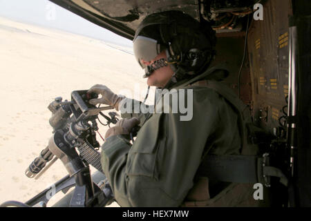 Sgt. Woods Pepperman, ein UH-1Y Huey Crewchief mit Marine Licht Angriff Hubschrauber-Geschwader 169, 3. Marine Aircraft Wing (vorwärts), Uhren für Bedrohungen während der gemeinsamen Operation Aero Hunter in der Provinz Western Kandahar 13. Januar.  Die Operation bestand aus zwei Phasen.  Der erste Teil war eine Patrouille, Aufständischen aus einem Dorf zu spülen; der zweite Teil war eine Reihe von Snap-Fahrzeug-Check-Points entlang der Route 1.  Royal Highland Fusiliers, 2nd Battalion, Royal Regiment of Scotland, die Patrouille und Marines von Lima Company, 3. Bataillon, 25. Marineregiment VCPs. UK, US-gemeinsame o Stockfoto