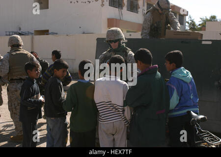 050205-M-8205V-010 Fallujah, Irak (5. Februar 2005) - US Navy Lt. CMdR Dwight Horn, der Kaplan zugewiesen Hauptquartier und Dienstleistungsunternehmen, 3. Bataillon, 5. Marineregiment, 1. Marineabteilung, spricht mit lokalen irakische Kinder während auf Patrouille in der Stadt von Fallujah, Irak. 1. Marineabteilung engagiert sich derzeit in Sicherheit und Stabilisierung Operationen (SASO) in der Al Anbar Provinz Irak zur Unterstützung der Operation Iraqi Freedom (OIF). US Marine Corps Foto von Lance CPL James J. Vooris (freigegeben) US Navy 050205-M-8205V-010 US Navy Lt. CMdR Dwight Horn, der Kaplan Headq zugewiesen Stockfoto