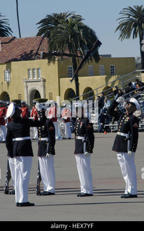 Die uns Marine Corps (USMC) Silent Drill Platoon führt vor Zivilpersonen sitzen in der Überprüfung steht während der Schlacht-Farben-Zeremonie im Marine Corps rekrutieren Depot (MCRD) San Diego, Kalifornien (CA). Stille Drill Platoon Gewehr Inspektion Routine Stockfoto