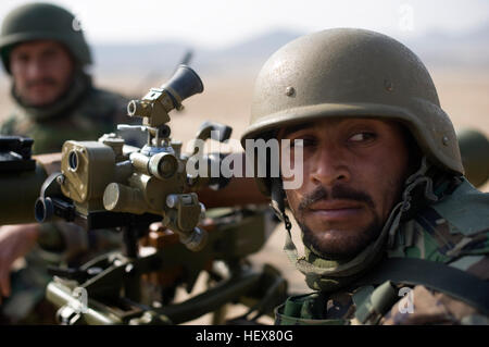 KABUL, Afghanistan (30. Januar 2011) - eine afghanische nationale Armee Soldat Sehenswürdigkeiten in SPG9 Anti-Tank Waffe während Waffentraining im Kabul Military Training Center, 30. Januar 2011, in Kabul, Afghanistan. NTMA Berater betreuen afghanische Nationalarmee Instruktoren, die mit der Durchführung des Großteil des Trainings für ANA Rekruten in Rechnung gestellt werden.  (Foto: U.S. Navy Petty Officer 2. Klasse Ernesto Hernandez Fonte/freigegeben) Flickr - DVIDSHUB - afghanische Soldaten Zug auf schwere Waffen (Bild 3 von 14) Stockfoto