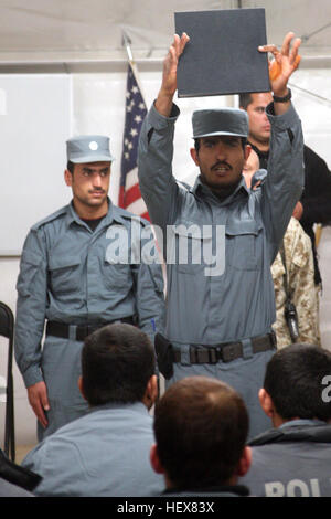 Ein Polizist in der afghanischen Uniform Polizei hält seine Bescheinigung über den Abschluss während einer Abschlussfeier an der gemeinsamen Sicherheit Akademie Südwest, hier Feb.3. Während des Kurses gelernt die Studierenden Techniken und Fähigkeiten, die ihnen ermöglichen, helfen, Frieden und Stabilität in Afghanistan bringen werden. AUP Rekruten Absolvent Grundkurs DVIDS363276 Stockfoto