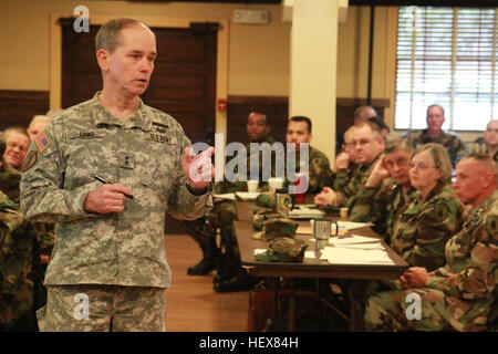 Generalmajor Daniel E. Long, Jr., der Adjutant General of Virginia Adressen Teilnehmer bei der jährlichen Virginia Defense Force Commander Konferenz 5. Februar am Fort Pickett.  Der Konferenz nahmen ca. 150 senior Officer und verkauften Officer Führungskräfte aus der VDF Hauptsitz, Brigaden, Bataillone und Kompanien, die Art und Weise für die nächsten zwölf Monate zu diskutieren. Unter den vielen Themen, die diskutiert wurden Pakete für staatliche aktiven Dienst zwingen wie die Organisation der Missionen der Virginia Nationalgarde mit ausgebildeten, fähig und verfügbaren Reaktion besser unterstützen können Stockfoto