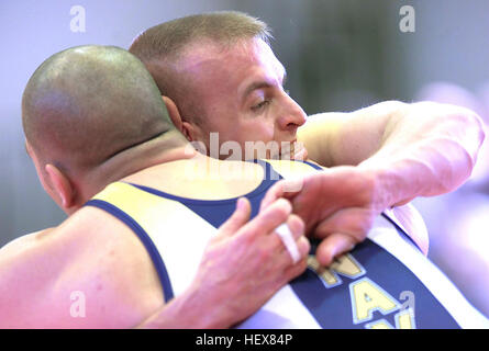 US Marine Corps (USMC) Kapitän (CPT) Frank Workman (Hintergrund), Mitglied der alle Marines Wrestling Team konkurriert in a Greco-Roman Wrestling Match gegen ein Mitglied des Teams alle uns Navy (USN), während die Streitkräfte Wrestling Championship in New Orleans, Louisiana (LA) statt. DM-SD-05-09837 Stockfoto