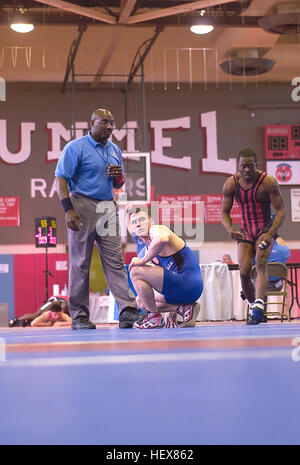 US Marine Corps (USMC) Corporal (CPL) Justin Cannon (gekleidet in blau), Mitglied der alle Marines Wrestling Team befasst sich mit der Partitur während seiner Freestyle-match gegen US Armee (USA)-Personal-Sergeant (SSG) Duaine Martin, alle Armee-Wrestling-Team während der Streitkräfte Wrestling Championship in New Orleans, Louisiana (LA) statt. DM-SD-05-09844 Stockfoto