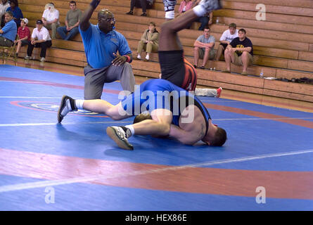 US Marine Corps (USMC) Corporal (CPL) Jacob Clark (gekleidet in blau), Mitglied der alle Marines Wrestling Team nagelt seine letzten Gegner auf seinem Weg zum Freestyle Gold während der Streitkräfte Wrestling Championship in New Orleans, Louisiana (LA) statt. DM-SD-05-09845 Stockfoto