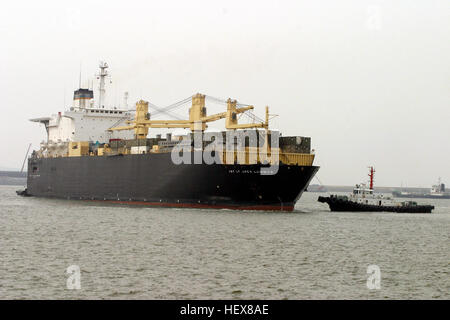 040308-M-0000K-002 Pyongtaek Port, Republik Korea (8. März 2004) - die maritime prepositing Schiff MV 1st Lt. Jack Lummus (T-AK 3011) zieht in Hafen Pyongtaek, Südkorea zu beginnen, das Entladen der Ausrüstung für die jährliche Schulung für das US Marine Corps auf der koreanischen Halbinsel. US Marine Corps Foto von Lance Cpl. Chris Korhonen. (FREIGEGEBEN) US Navy 040308-M-0000K-002 der maritimen prepositing-Schiff MV 1st Lt. Jack Lummus (T-AK 3011) zieht in Hafen Pyongtaek, Südkorea Stockfoto