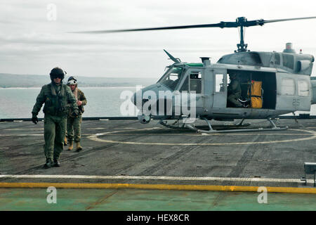 Generalmajor Melvin Spiese, kommandierenden General 1. Marine Expeditionary Force (I MEF), verlässt eine UH-1N Huey auf dem Deck der USNS Sgt. William Button in der Nähe von Camp Pendleton, Kalifornien bei Pacific Horizon 11, 3. März 2011. Pacific Horizon 11 sieht I MEF und die Marine Expeditionary Strike Group-3 die Möglichkeit, wesentliche Kernkompetenzen auf der Brigade-Ebene ausüben, auf einer sich abzeichnenden Krise mit einer flexiblen, volle Spektrum schnell reagieren. (U.S. Marine Corps Foto von Sgt. Jason W. Fudge / veröffentlicht) Pacific Horizon 2011 DVIDS374546 Stockfoto