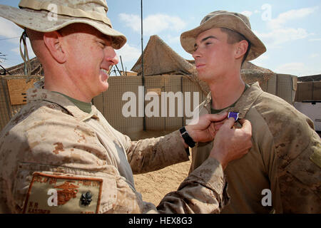 Lance CPL Samuel Martin, Jr., (rechts) 20, Henderson, Nevada, Schütze und Scout mit Apache Co., 3. Light Armored Reconnaissance Battalion, erhält dem Purple Heart ausgezeichnet von Oberstleutnant Kenneth Kassner, 3. LAR Mrd. Commander bei Patrol Base South Station, Provinz Helmand, Afghanistan, März 5.  Martin wurde durch eine improvisierte explosive Vorrichtung während einer Patrouille Jan. 26 verwundet.  "Es ist ein überwältigendes Gefühl", sagte Martin von der Preisverleihung.  "Es macht dich an all die Jungs denken, die ihr Leben verloren haben."  (Offizielle USMC Foto von Sgt. Jeremy Ross) 3. LAR Marine erhält Purple Heart Stockfoto