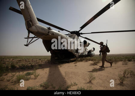 110509-M-CL319-164 US Marines mit Bravo Company, 1. Bataillon, 23. Marine Regiment, Regimental Combat Team 1 Board ein CH-53D Sea Stallion-Hubschrauber Marine schwere Hubschrauber-Geschwader-463 in der Provinz Helmand, Afghanistan, am 9. Mai 2011 zugewiesen.  Die Hubschrauberstaffel und Combat Team unterstützt Betrieb Aero Hunter auf verdächtigen Aktivitäten zu stören und ihnen entgegenzuwirken, feindliche Drogen- und Waffenhandel, die Operation Enduring Freedom.  DoD-Foto von Lance Cpl. Robert R. Carrasco, US Marine Corps.  (Freigegeben) US-Marines von Regimental Combat Team 1 an Bord einer CH-53D Sea Stal Stockfoto