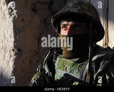 PAKTYA Provinz, Afghanistan – Afghan National Army Sergeant Zaraleim Khan bietet Sicherheit bei einer Hausdurchsuchung im Rahmen der Operation El Dorado im Zormat Bezirk 13 Mai.  Afghanische und amerikanische Truppen suchte etwa 70 Häuser während der Operation.  (Foto von US Air Force Staff Sgt Barry Loo, Paktya Provincial Wiederaufbau Team Public Affairs) Flickr - DVIDSHUB - Operation El Dorado (Bild 6 von 12) Stockfoto