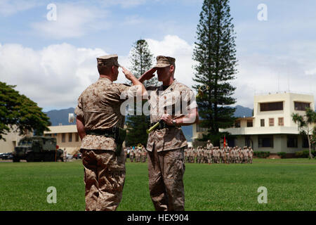 US Marine Corps Sgt. Major Paul G. McKenna bereitet Militärinternat Offiziersdegen und verzichten seinen Posten als 3d Marines 3d Marine Division Regimental Sergeant Major auf der Marine Corps Base Hawaii, 13. Mai 2011. Marines, Seemänner, Familie und Freunde waren für die Erleichterung und Termin-Zeremonie für ausgehende Sgt. Major McKenna und eingehende Sgt. Major Justin D. LeHew anwesend.  (U.S. Marine Corps Foto von Lance Cpl. Jody Lee Smith/freigegeben) 3. Marine Regiment Post und Relief 110513-M-DX861-116 Stockfoto