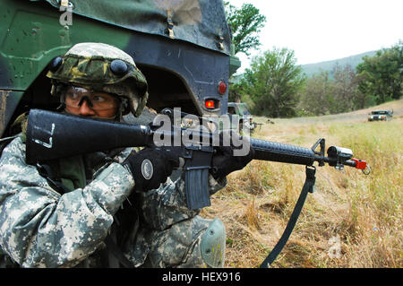 US-Armee Soldaten aus der 97. Engineering Company, Guam, reagieren auf einem simulierten Angriff durch feindliche Angreifer während Konvoi Ausbildung an Fort Hunter Liggett, Calif., 16. Mai 2011, zur Unterstützung der Global Medic 2011 und Krieger 91 11-01. Globale Medic ist eine gemeinsame Reserve Feld Trainingsübung für Theater aeromedical Evakuierung System und Boden medizinische Komponenten entwickelt, um alle Aspekte der medizinischen Kampfunterstützung zu replizieren. (US Air Force Foto von Staff Sgt. Donald R. Allen/freigegeben) Flickr - DVIDSHUB - Global Medic 2011-Krieger 91 11-01 (Bild 22 von 35) Stockfoto