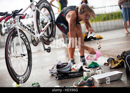 Nur wenige Augenblicke nach Abschluss 500 Meter schwimmen, Nataliia Kravchuk verzweifelt ihre laufenden Objekte packt vor Kursbeginn 11,1-Meile Fahrrad während der 2011 Sprint-Triathlon außerhalb Hangar 101 auf der Marine Corps Base Hawaii, 22. Mai 2011. Krawtschuk war unter ca. 225 Soldat innen und lokalen Community-Mitglieder, die unter einem kalten, grauen Himmel zur Teilnahme an des Triathlons versammelt. Überwindung der Elemente, die Athleten Arbeit durch Wind, Regen, erobern 2011 Sprint Triathlon 110522-M-MM918-065 Stockfoto