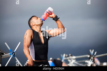 Amit Bhavsar frisst Elektrolyte zwischen Abschluss der 500-Meter-schwimmen und 11,1-Meile Fahrrad Teile des 2011-Sprint-Triathlon außerhalb Hangar 101 auf der Marine Corps Base Hawaii, 22. Mai 2011. Bhavsar zählte etwa 225 Soldat innen und lokalen Community-Mitglieder, die unter einem kalten, grauen Himmel zur Teilnahme an des Triathlons versammelt. Moderiert wurde die Veranstaltung durch die Abteilung Zentrale Bataillon und Marine Corps Community Services Semper passen. Überwindung der Elemente, die Athleten Arbeit durch Wind, Regen, erobern 2011 Sprint Triathlon 110522-M-MM918-068 Stockfoto