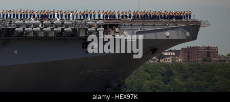 NEW YORK - Marines vom 24. Marine Expeditionary Unit und Matrosen Gruß New York vom Deck der USS Iwo Jima als es bereitet am Pier 88 während der Fleet Week 2011 Parade der Schiffe, Mai 25 zu fixieren. Mehr als 3000 Marines, Matrosen und Küste Gardisten nehmen an Community-Events und militärische Vorführungen in der ganzen Stadt. Fleet Week 2011 beginnt am 25 Mai und dauert bis zum 1. Juni. (Foto: offizielle Marinekorps Sgt. Randall A. Clinton / veröffentlicht) Marines sind gelandet, Fleet Week New York 2011 beginnt DVIDS406790 Stockfoto