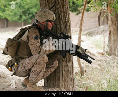 SANGIN, Provinz Helmand, Islamische Republik Afghanistan - CPL. Micah D. Carlton, Gruppenführer und benannten Schütze für die 81 mm Mörser Platoon, Waffen Company, 1. Bataillon, 5. Marineregiment, während einer Patrouille kniet. "Es ist wichtig, dass wir in Sicherheit wird angehalten und das Gebiet auf Patrouille zu beobachten, damit wir, einen Basisplan feststellen können aus wir im Bereich sehen", sagte Carlton. Oklahoma City-Native und 2007 Absolvent von Bethany High School ist der Sohn von Kelly und Donna Carlton. 1. Bataillon, 5. Marines pflegen eine starke Präsenz in Sangin 110527-M-VI905-050 Stockfoto