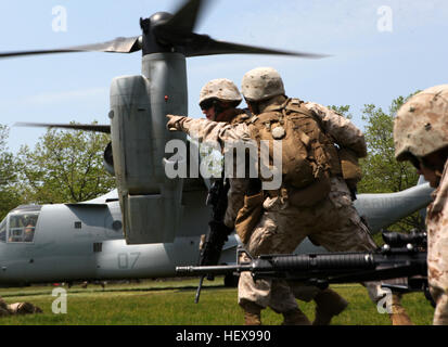 Marines mit Fox Company, 2. Bataillon, 9. Marine Regiment, aktuell mit der 24. Marine Expeditionary Unit verbunden Manöver aus einer v-22 Osprey bei einem simulierten Angriff im Eisenhower Park, 28. Mai 2011. Verschiedene Einheiten von der II. Marine Expeditionary Force und Marine Forces Reserve haben unter den 24. Marine Expeditionary Unit organisiert, zu dem besonderen Zweck Marine Air Ground Task Force - New York bilden. Die Marines eingeschifft auf der Marine Amphibious Assault Schiffen, die USS Iwo Jima (LHD -7) und USS New York (LPD-21) an der Fleet Week New York 2011 vom 25 Mai bis zum 1. Juni teilnehmen. Die Marines wil Stockfoto