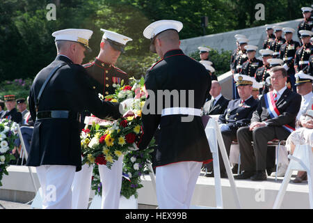 Während einer Gedenkfeier in Belleau, Frankreich, wird ein Kranz auf den Stufen der Kapelle des amerikanischen Friedhofs Aisne-Marne angebracht, an dem Würdenträger und Marines des 5. Und 6. Marine-Regiments teilnehmen, um die Verstorbenen in der Schlacht von Belleau Wood zu ehren. Stockfoto