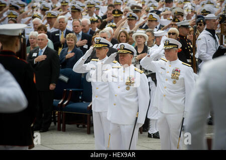 Chief of Naval Operations Admiral Gary Roughead salutiert während Farben zusammen mit Küstenwache Rear Admiral Peter Neffenger und Rear Admiral Patrick J. Lorge während der Schlacht von Midway Gedenkfeier an die US Navy Memorial in Washington, D.C. (Foto: U.S. Navy Chief Masse Kommunikation Spezialist Tiffini Jones Vanderwyst) Schlacht von Midway Gedenken Zeremonie 110603-N-ZB612-054 Stockfoto