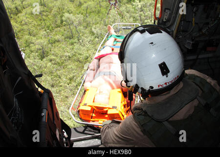 Lance Cpl. Tristan L Morgan zieht in einer simulierten Unfall in einer HH-46E Sea Knight Rettungshubschrauber bei der Zertifizierungsprüfung von einer Gruppe von Marines und Segler aus Marine Transport-Geschwader 1, Juni 3. "Unsere Aufgabe erfordert einige extrem belastenden Situationen, die uns dazu unsere Aufgabe impulsiv, fordern", sagte Gunnery Sgt. Ryan C. Smith, ein Rettungsschwimmer mit VMR-1. "Wenn wir innehalten und Nachdenken für auch nur eine Sekunde, die das Leben eines Menschen sein könnten, verlieren wir." Jedes Mal, wenn wir auf einen Anruf, dass es ein Leben oder Tod Situation reagieren, stellen wir ihnen durch die hohe Beanspruchung, um sie klar denken und fundierte Entscheidung treffen Stockfoto