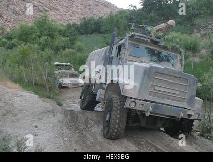 Ein Konvoi von Battalion Landing Team 1. BN, 6. Marines, die Grundkampfelement von 22. Marine Expeditionary Unit (spezielle Operationen fähig), macht es Weg durch tückische Gelände auf eine Versorgung während der Operation RIO BRAVO, ein Kordon und Suche Betrieb in Afghanistans Oruzgan Provinz, 14. Mai 2004 ausgeführt.  RIO BRAVO, entworfen, um die Aufständischen Taliban und illegale Waffenlager, Frettchen war einer der mehr als ein Dutzend großen Kampfhandlungen von der MEU während seiner siebenmonatigen Einsatz zur Unterstützung der Operation ENDURING FREEDOM durchgeführt. UNS Marine 040514-M-8096M-001 th ein Konvoi zugeordnet Stockfoto
